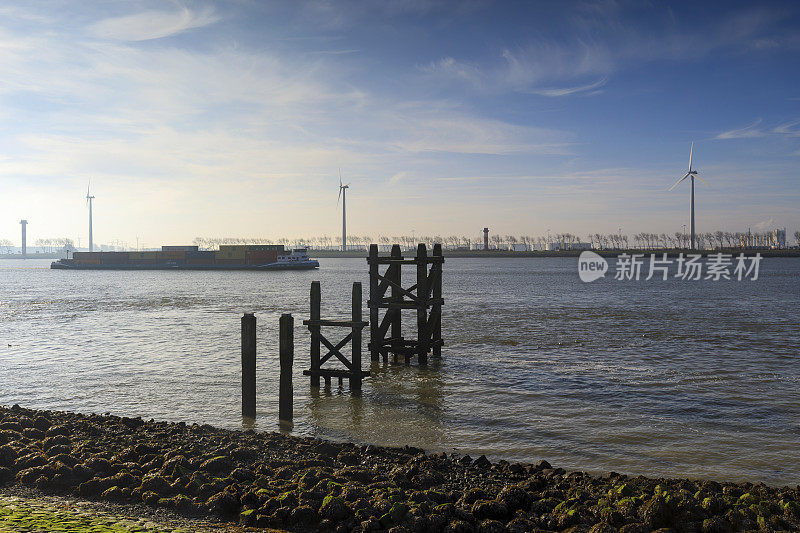 Nieuwe Waterweg河沿岸海景，以europort工业区为背景;